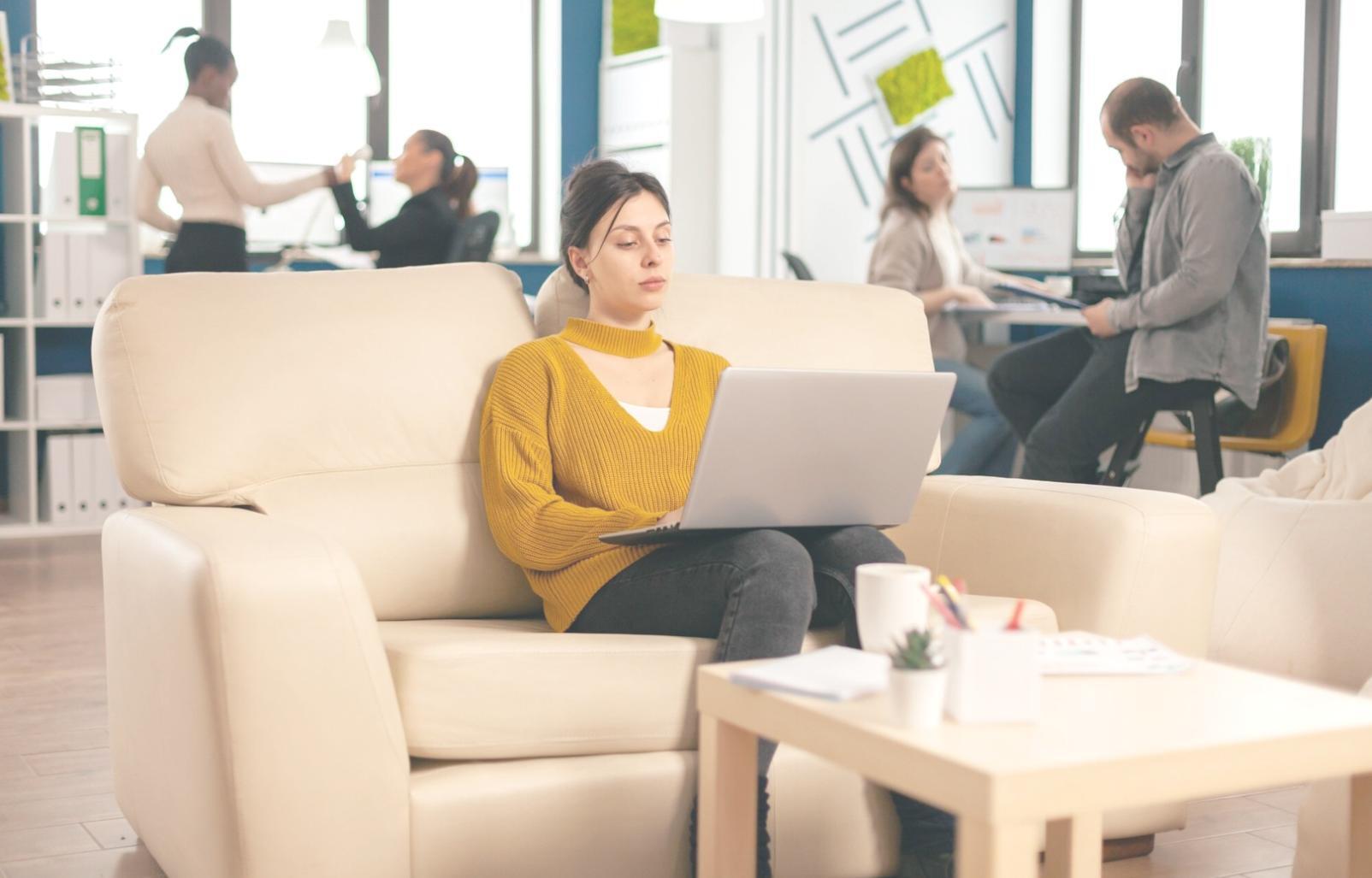 Mesa de trabajo con dispositivos tecnológicos organizados para el aprendizaje remoto